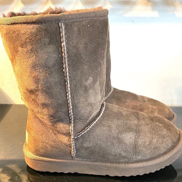 UGG Australia Women's Classic Short II Sheepskin Boots Chocolate Brown SZ 7 - Picture 3 of 11
